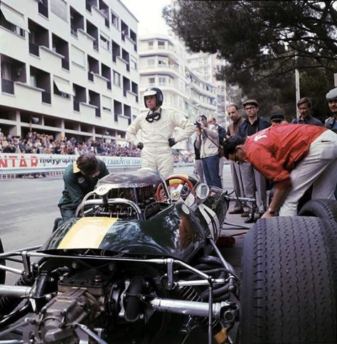 Monaco se refuse toujours à lui ! On reconnait derrière, à sa droite Gérard Crombac avec sa célèbre casquette... Monaco se refuse toujours à lui ! On reconnait derrière, à sa droite Gérard Crombac avec sa célèbre casquette...